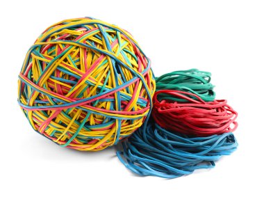 Birçok renkli lastik bant beyaza izole edilmiş.
