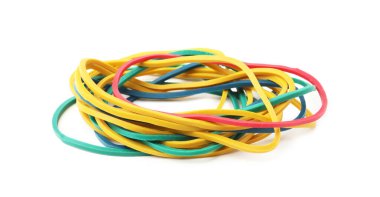 Birçok renkli lastik bant beyaza izole edilmiş.