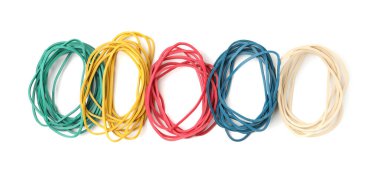 Birçok renkli lastik bant beyaz, üst görünümde izole