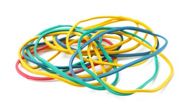 Birçok renkli lastik bant beyaza izole edilmiş.