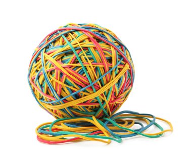 Beyazlar üzerinde izole edilmiş renkli lastik bantlardan yapılmış top