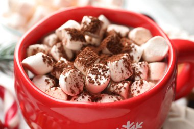 Masada marshmallowlu lezzetli kakao, yakın plan. Noel atmosferi