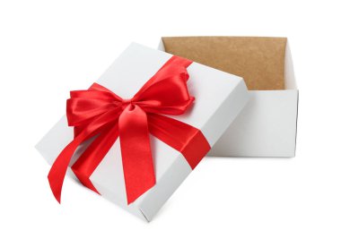 Güzel hediye kutusu ve kapağı beyaza izole edilmiş.