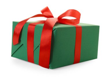 Güzel bir Noel hediyesi kutusu beyaza izole edilmiş.