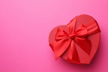 Pembe arka planda güzel kalp şekilli hediye, üst manzaralı metin için alan. Sevgililer Günü