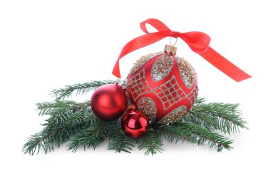 Güzel Noel baloları ve beyaz üzerine izole edilmiş köknar dalları. Şenlik Dekoru