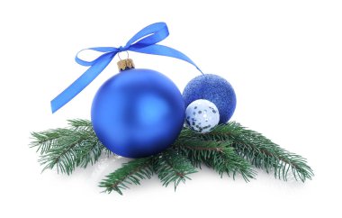 Güzel Noel baloları ve beyaz üzerine izole edilmiş köknar dalları. Şenlik Dekoru