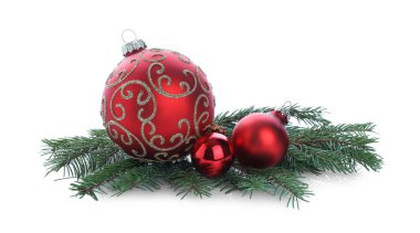 Güzel Noel baloları ve beyaz üzerine izole edilmiş köknar dalları. Şenlik Dekoru