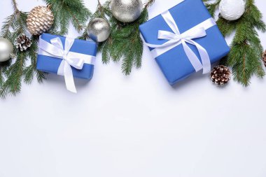 Paketlenmiş Noel hediyeleri ve beyaz arka planda dekorasyon, düz yatış. Metin için boşluk