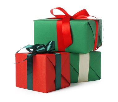 Güzel Noel hediye kutuları beyazlar üzerinde izole.