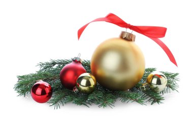 Güzel Noel baloları ve beyaz üzerine izole edilmiş köknar dalları. Şenlik Dekoru