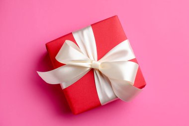 Pembe arka planda güzel bir hediye, üst manzara