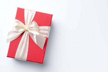 Beyaz arka planda güzel bir hediye, üst manzara. Metin için boşluk