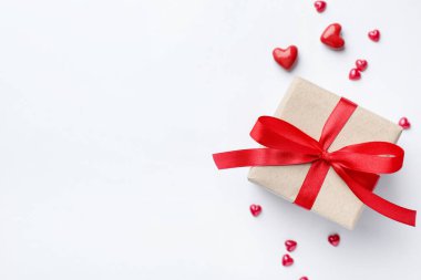Sevgililer Günü. Güzel bir hediye ve beyaz arka planda dekoratif kalpler, düz yatış. Metin için boşluk