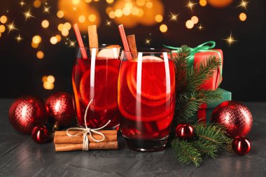 Noel için Sangria içkisi. Bokeh ışıklarına karşı masada bardakta ve dekorda lezzetli bir içecek.
