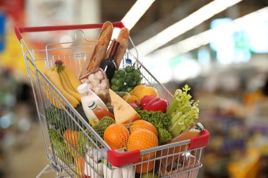 Süpermarketteki ürünlerle dolu alışveriş arabası.