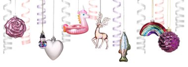 Farklı şekillerde Noel süsleri ve beyaz arka planda asılı yılan desenleri.