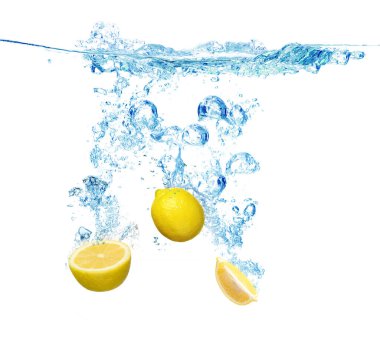 Beyaz arkaplana karşı suya düşen limonlar