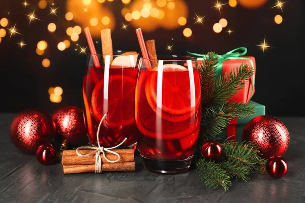 Noel için Sangria içkisi. Bokeh ışıklarına karşı masada bardakta ve dekorda lezzetli bir içecek.