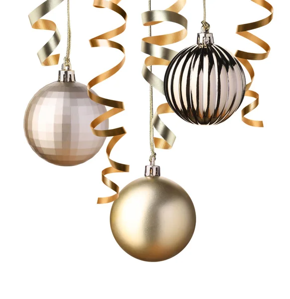 Noel baloları ve beyaz arka planda asılı altın yılanbalığı şeritleri