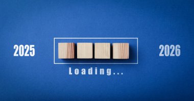 Yeni yıl 2026. Mavi arka planda, yükleme çubuğunda tahta küpler, üst manzara. Pankart tasarımı