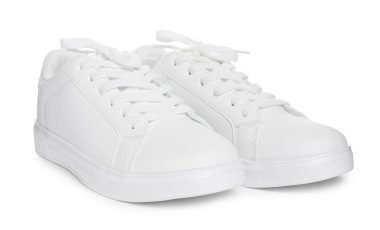 Beyazlar üzerinde izole edilmiş şık spor ayakkabılar.