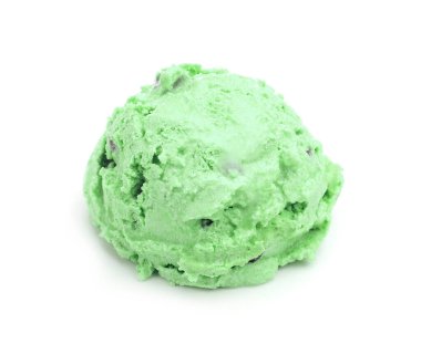 Bir top naneli çikolata parçalı dondurma beyaza izole edilmiş.