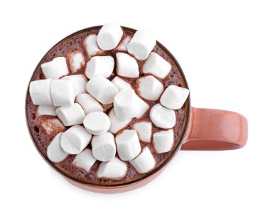 Lezzetli sıcak kakao, beyaz bardakta izole edilmiş şekerlemeler.