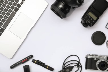 Beyaz arka planda profesyonel fotoğrafçı ekipmanı çerçevesi. Metin için boşluk