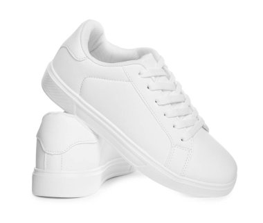 Beyazlar üzerinde izole edilmiş şık spor ayakkabılar.