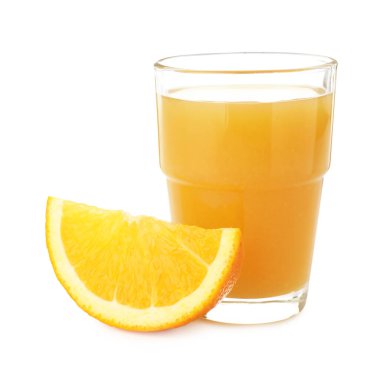 Beyaz üzerine izole edilmiş taze portakal suyu ve meyve dilimi.
