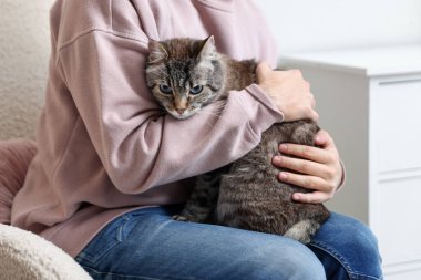 Evinde sevimli kedisi olan bir adam, yakın plan.