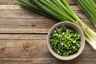 Tahta masada taze taze taze taze soğanlar, düz yerde. Metin için boşluk