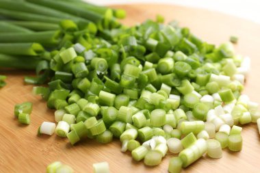 Masada taze taze soğan kes, yakın plan.