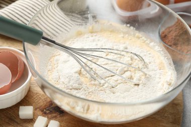 Hamur ve çırpmak için farklı malzemeler. Masada, yakın plan.