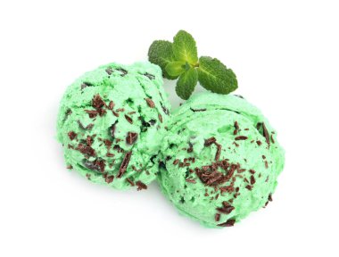 Nane şekerli çikolata parçalı dondurma, beyaz yapraklı, üst görünümde.