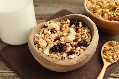 Tahta masada kurutulmuş meyve, fındık ve süt ile lezzetli granola.