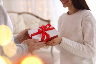 Sevgilisi Noel hediyesiyle sevgilisine sürpriz yapmış.