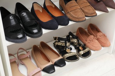 İçerideki raflarda farklı ayakkabılar var, yakın plan.