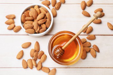 Badem fıstıklı ve kepekli bal, ahşap masada, düz yatıyordu.