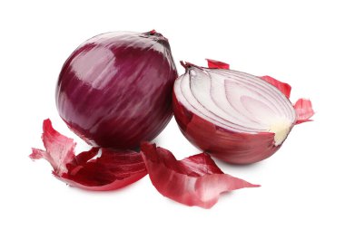 Kırmızı soğanlar ve kabuklar beyaza izole edilmiş.