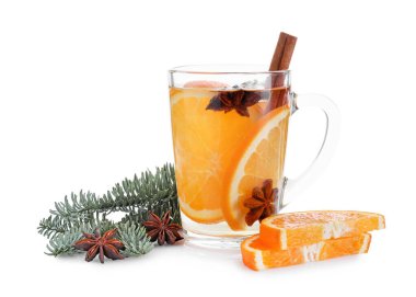 Cam bardakta baharatlı sıcak şarap, portakal dilimleri ve beyaz üzerine izole edilmiş köknar dalları.