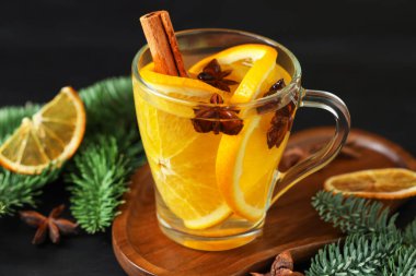 Lezzetli, portakal, baharat ve köknar dallarıyla kaplanmış şarap, yakın plan.