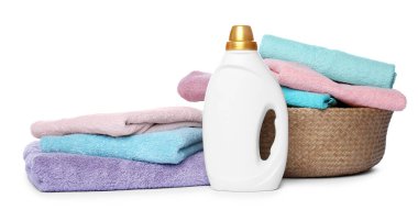 Çamaşır sepeti, yumuşak havlular ve beyaz üzerine izole edilmiş bir şişe deterjan.