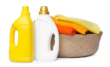 Çamaşır sepeti, yumuşak havlular ve beyaza izole edilmiş deterjan şişeleri.