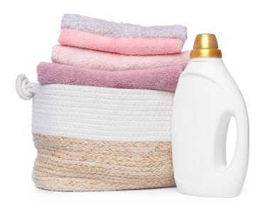Çamaşır sepeti, yumuşak havlular ve beyaz üzerine izole edilmiş bir şişe deterjan.