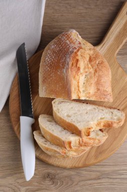 Tahta masada taze ekmek ve bıçak kes.