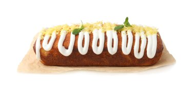 Lezzetli limonlu pasta, krema, lezzet ve nane ile süslenmiş beyaz üzerine izole edilmiş.