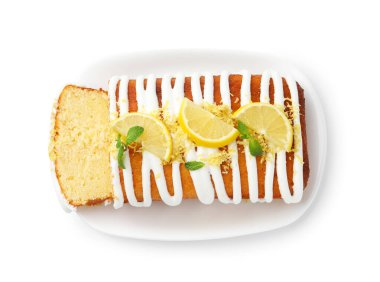 Lezzetli limonlu pasta, taze meyve dilimleri ve beyaz üzerine izole edilmiş nane şekeri.