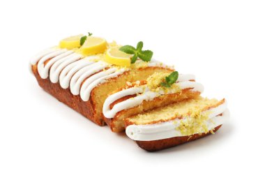 Lezzetli limonlu pasta, taze meyve dilimleri ve beyaz üzerine izole edilmiş nane şekeri.